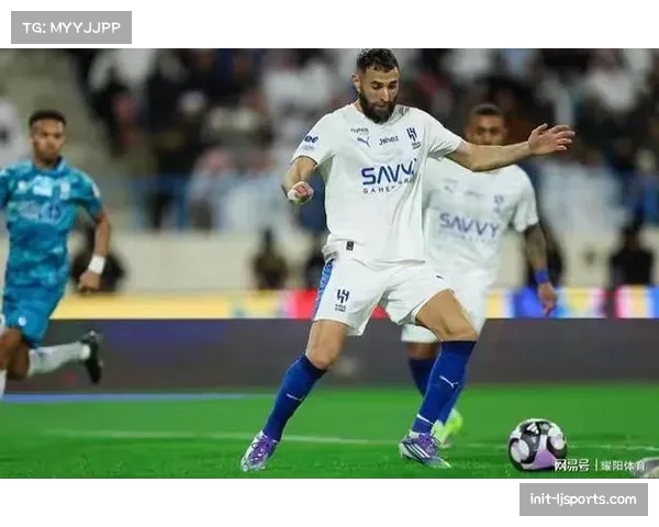 本泽马沙特联首秀戴帽+造4球，利雅得新月6-0狂胜登顶